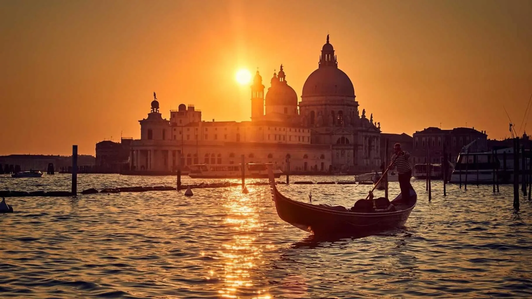Venice Airport And Station Train Free Parking Quarto dʼAltino İtalya
